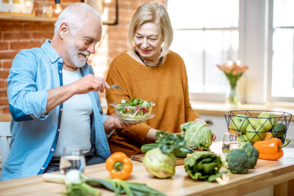 Ein älteres Paar bereitet Lebensmittel für die Ernährung gegen Arthrose vor