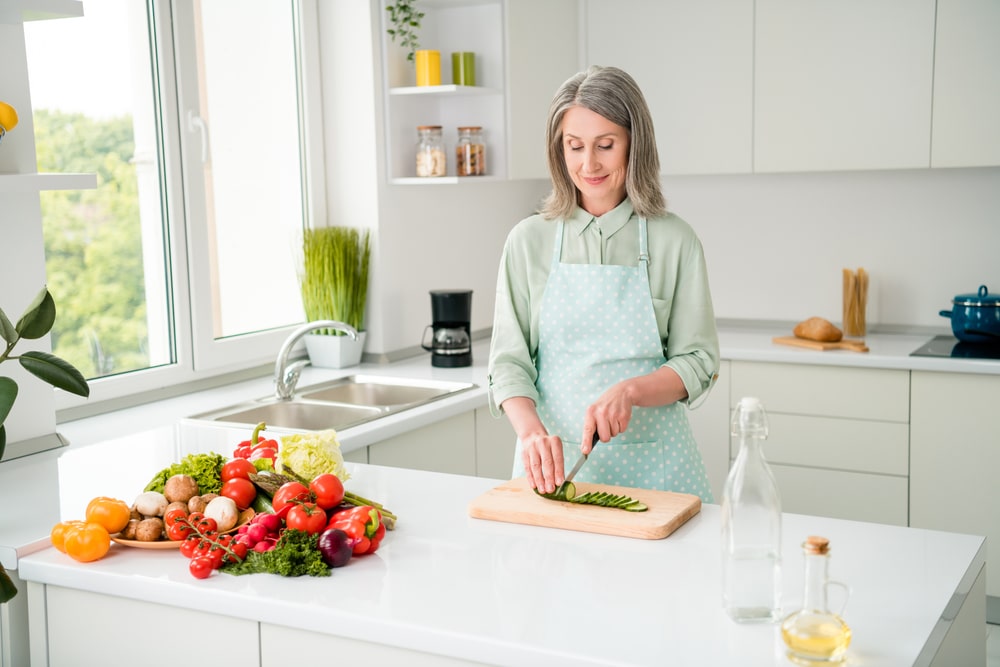Vrouw kookt voedsel met groenten voor haar darmslijmvlies