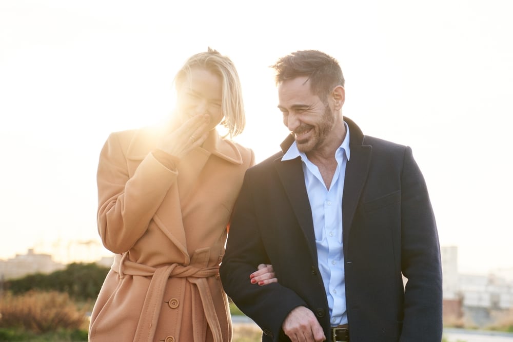 Een man gaat wandelen met een vrouw ten gunste van vruchtbaarheid