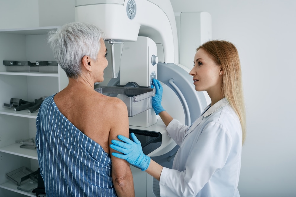 Frau bei der Mammographie als Teil der Brustkrebsvorsorge